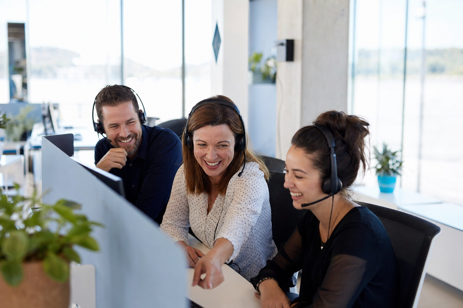 Équipe de réceptionnistes Mallar au travail dans un bureau lumineux